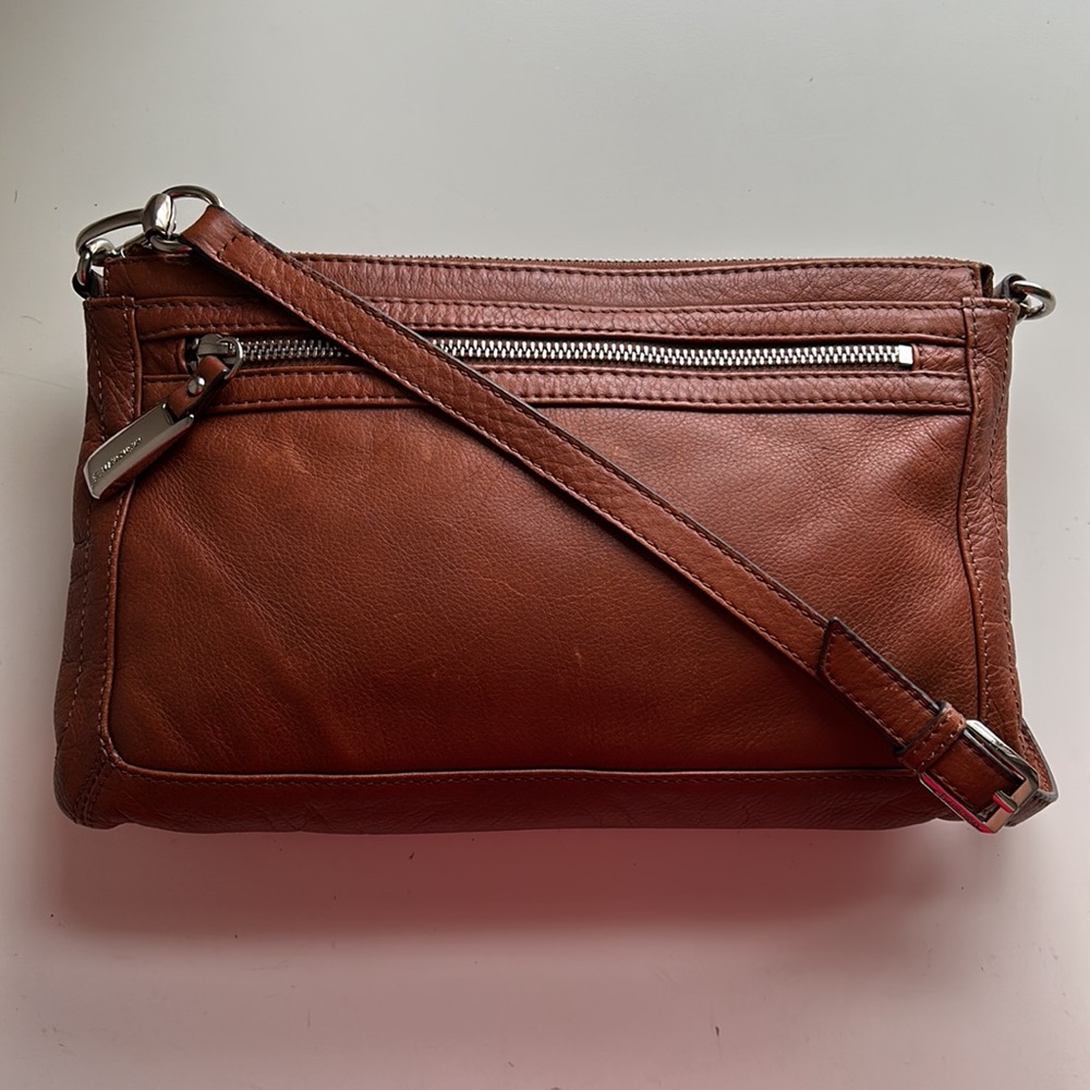 B MAKOWSKY Caramel Brown Leather Crossbody Bag
